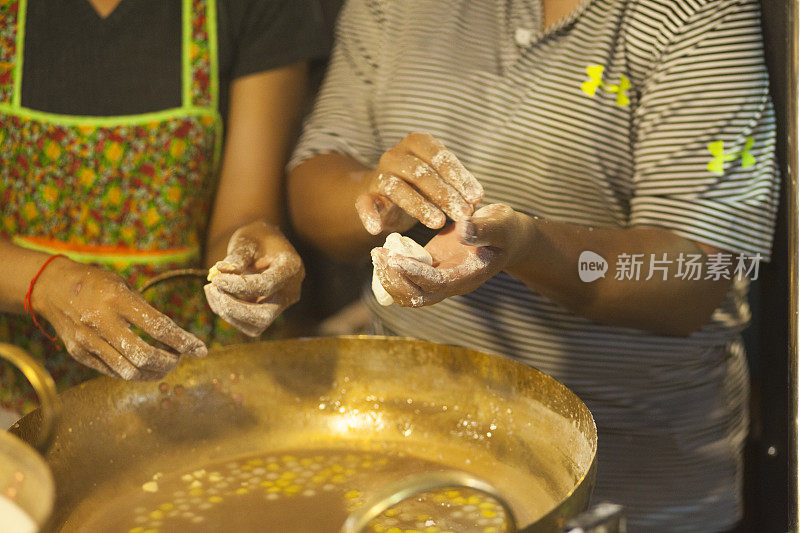 泰国妇女在夜市做饭