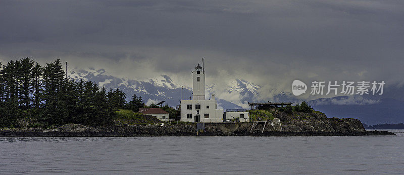 五指岛灯塔是位于阿拉斯加东南部斯蒂芬海峡和弗雷德里克海峡之间的一个小岛上的灯塔。