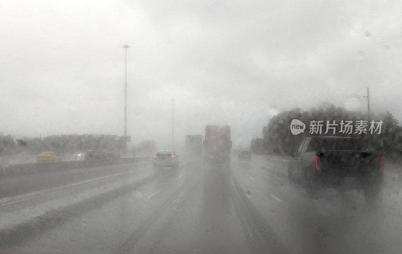 在雨中驾驶安大略401高速公路