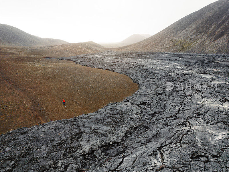 Geldingadalir活火山附近的一条冷却熔岩河变成了黑色火山岩
