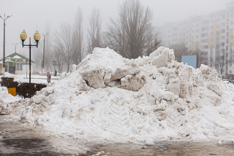 路边。肮脏的积雪。污染