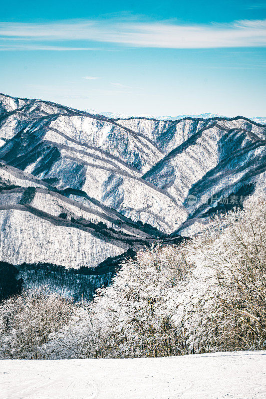 日本白波，白雪皑皑的日本山