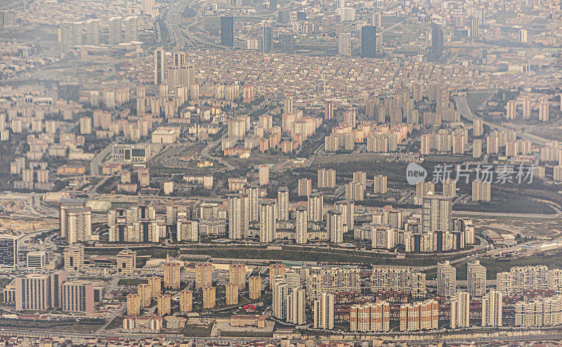 土耳其伊斯坦布尔郊区拥挤的高层建筑