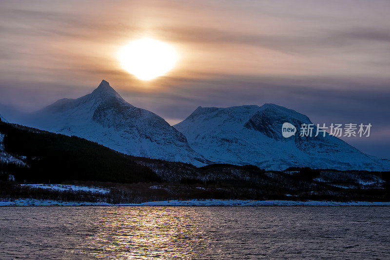 挪威诺德兰，挪威海上冬季日出时的雪山