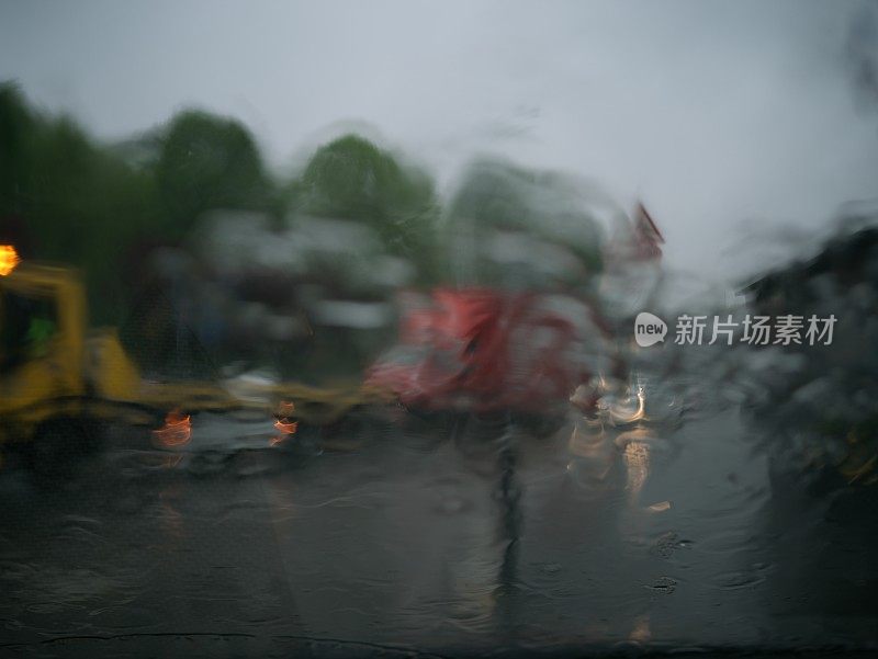 雨滴落在汽车上