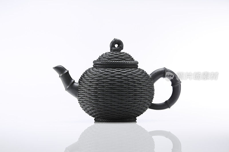 白色背景下的中国黑茶壶，摄影棚拍摄。