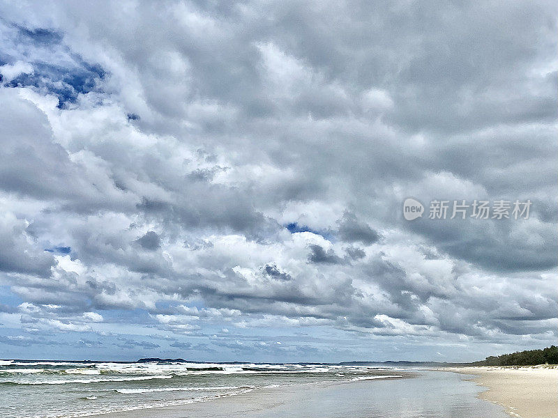 海浪上的云景