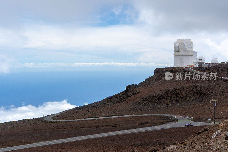 通往夏威夷毛伊岛哈雷阿卡拉山上哈雷阿卡拉天文台的弯弯曲曲的道路。