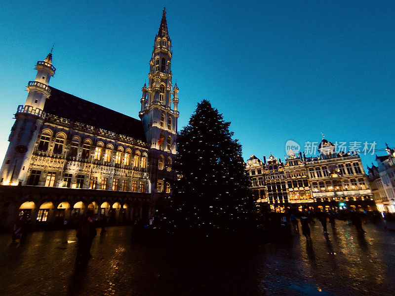 历史悠久的大广场和市政厅在日落时在比利时布鲁塞尔
