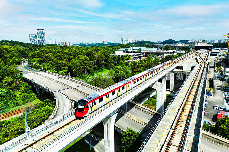 通勤列车在城市的高架桥上行驶。