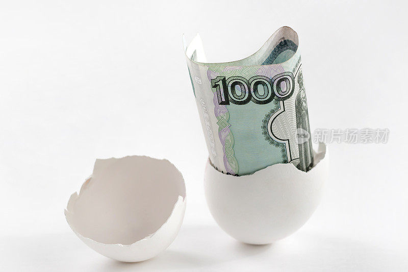 1000卢布纸币，白色背景，白色蛋壳。理念有利可图的生意，发财，运势。