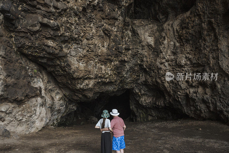 爷爷和孙女在夏威夷度假