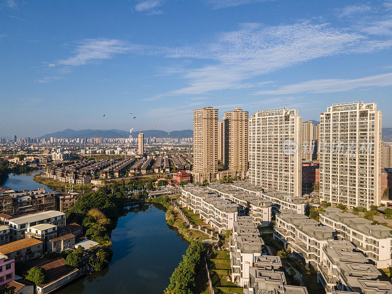 沿河的城市住宅和别墅