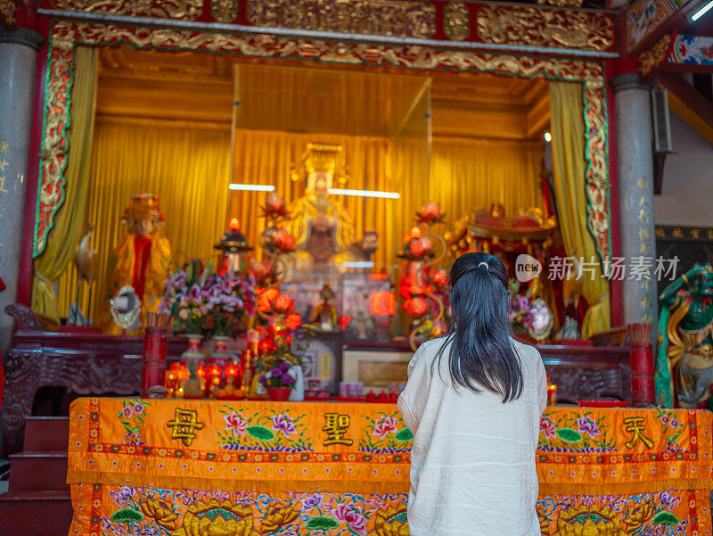 女子在庙里祈祷