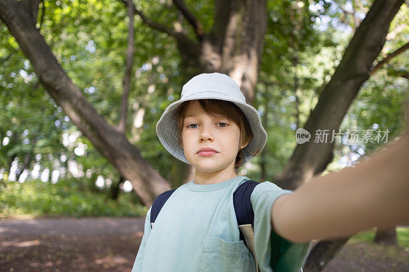 小男孩在公园里自拍