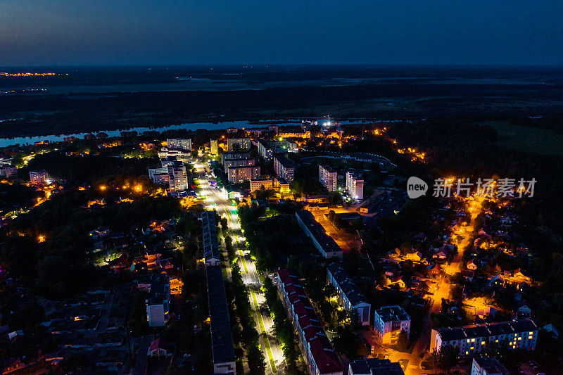 夜城街道鸟瞰图。夜景无人机摄影。可持续性。