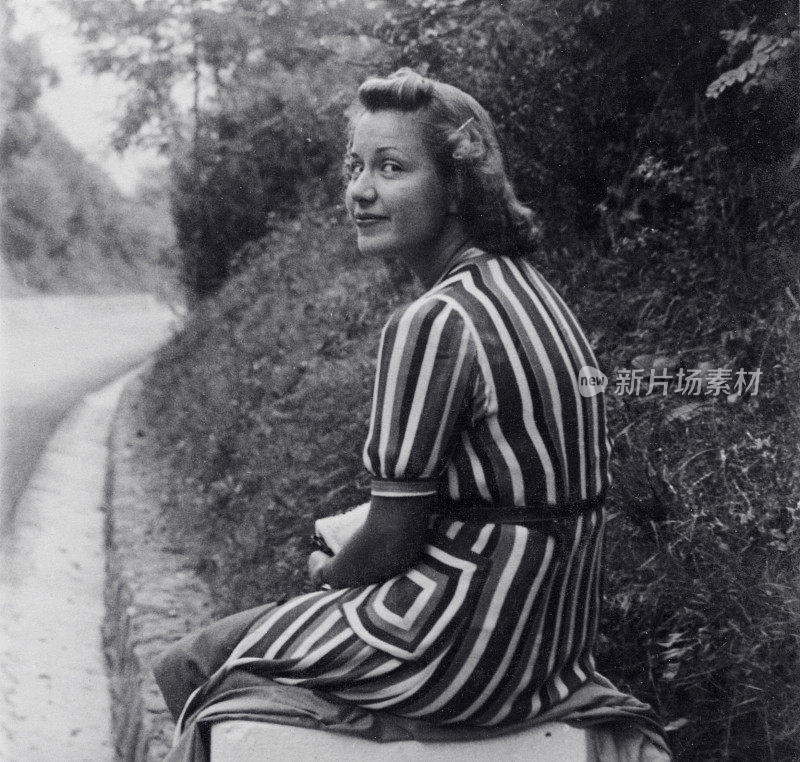 1938年，年轻女子坐在路边。