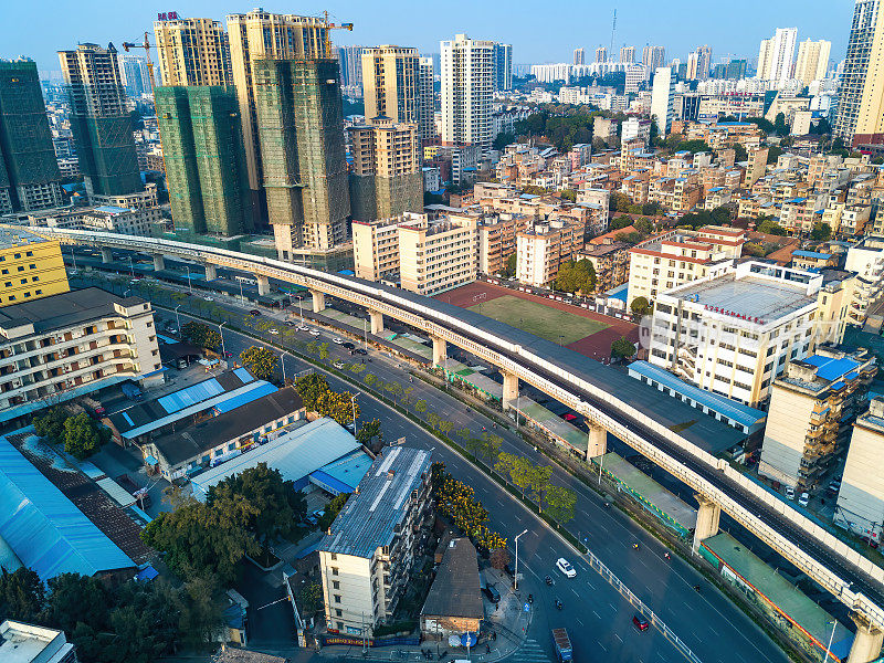 中国广西南宁市、老城区和铁路高架桥航拍图