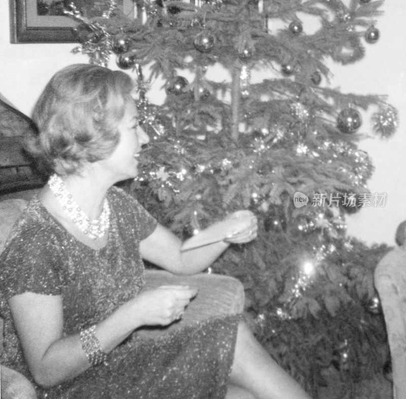 1956年，一个快乐的女人在享受圣诞节。