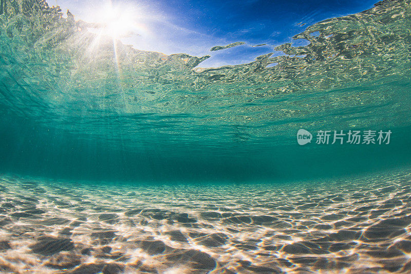 海底阳光照射在纯净的海水和沙质海底