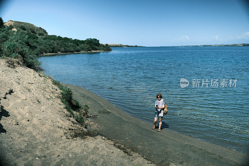 女游客打算在大湖里游泳，并制作一个视频