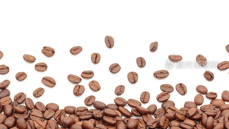 咖啡豆隔离在白色背景与复制空间蒙太奇产品显示，与剪辑路径