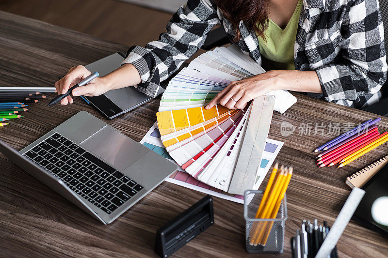 平面设计师与创意编辑的想法设计师的概念选择颜色工作。