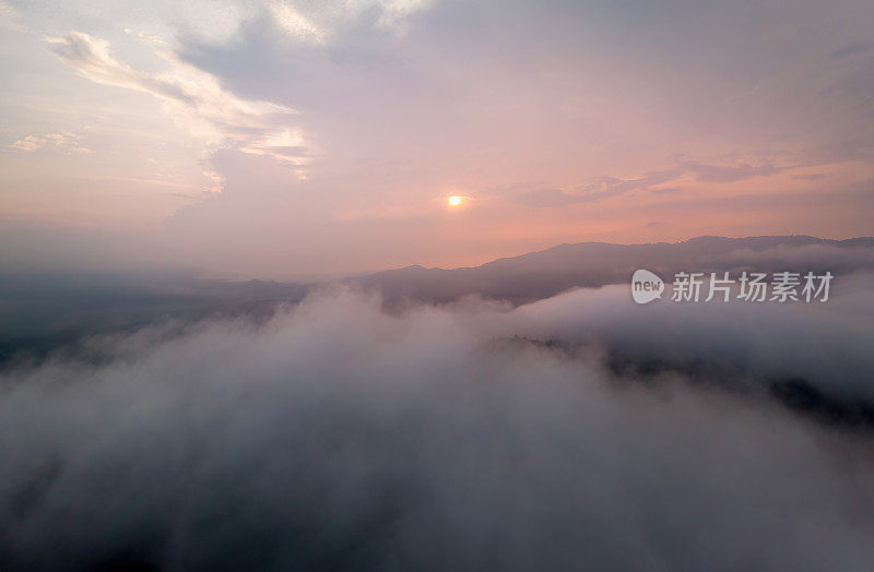 美丽的早晨景色，日出和雾在山上