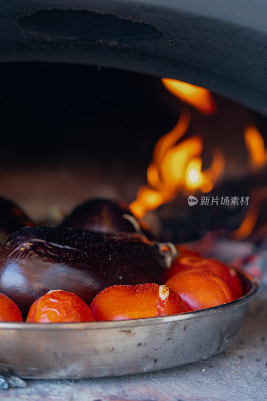 用传统石炉煮茄子和西红柿