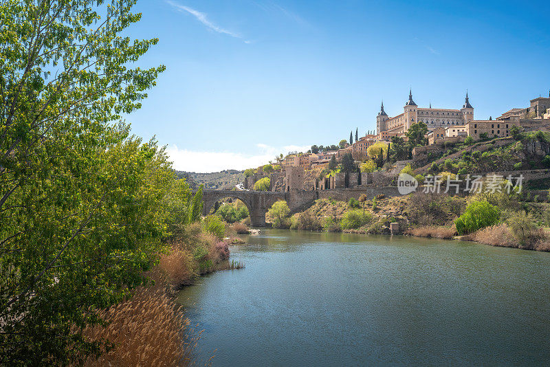 托莱多天际线与托莱多城堡和塔霍河-托莱多，西班牙