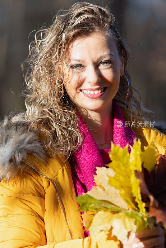 在大自然中享受秋天生活的快乐女人