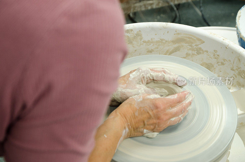 手在陶轮上塑造粘土