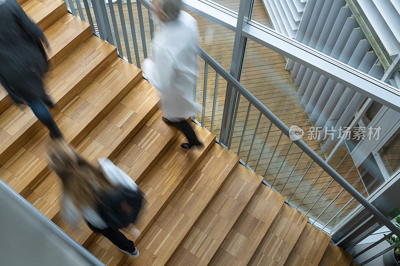 学生们正在大学的楼梯上谈话。