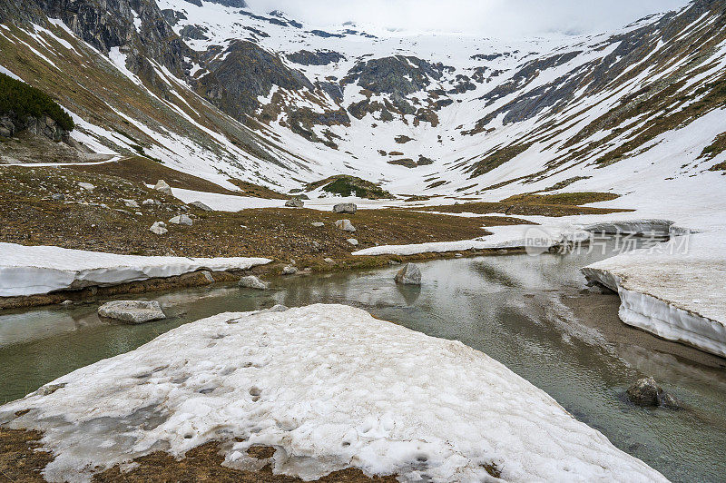 Kölnbreinbach在奥地利马尔他塔尔一个冰雪覆盖的山谷景观