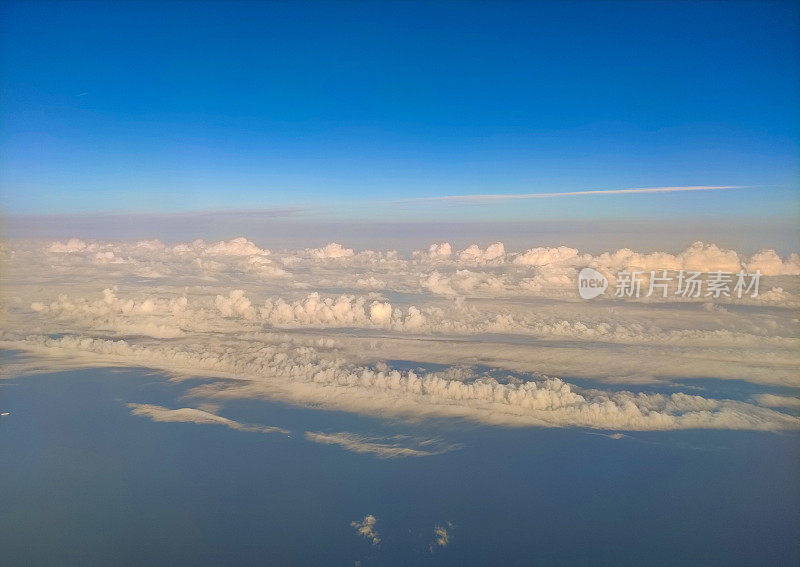 阳光下的天空和云层，从高空的客机上看。