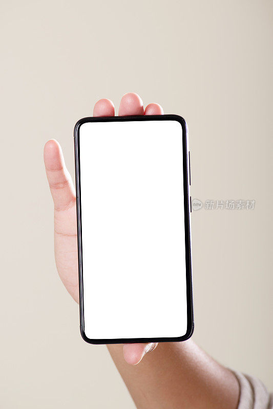 灰色背景下手持智能手机的前视图为空白屏幕