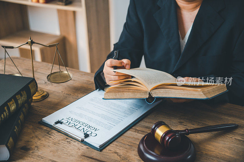 律师读法以法律为主题，以法官、执法人员为槌，以证据为依据的案件和文件为依据。