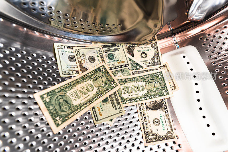 坏掉的洗衣机里的脏钱账单，新电器，维护起来很贵。