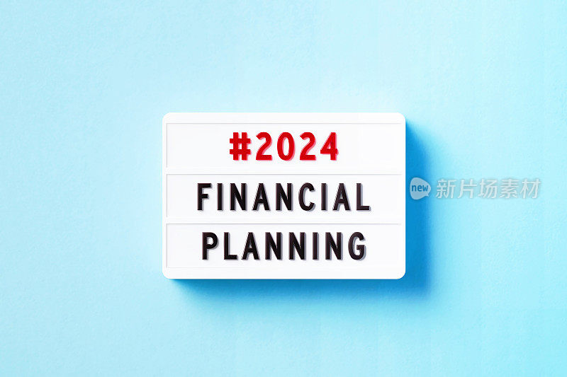 2024年财务规划写白色灯箱坐在蓝色背景