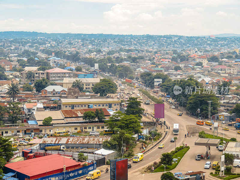 刚果民主共和国金沙萨繁忙的道路