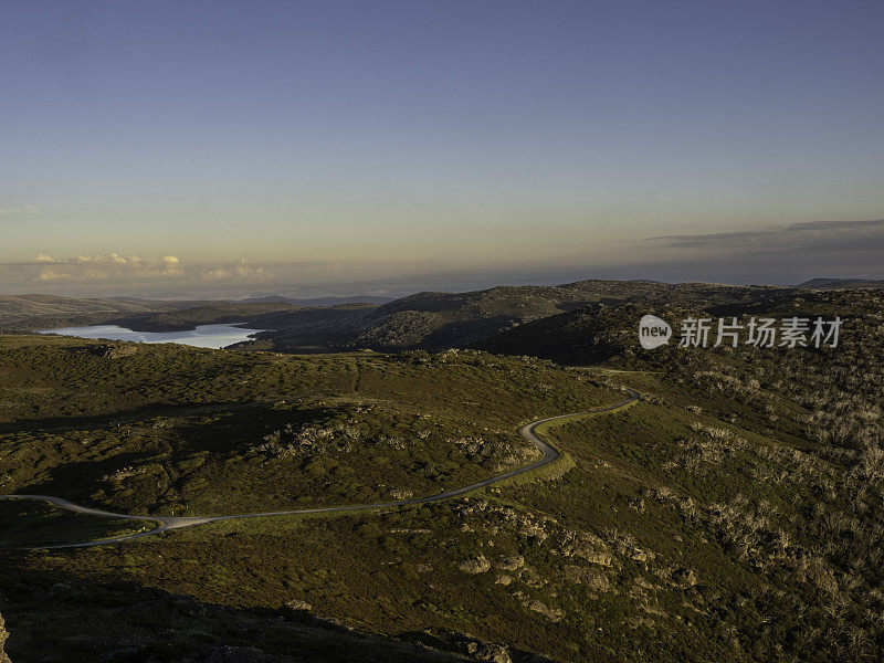 山路和湖泊