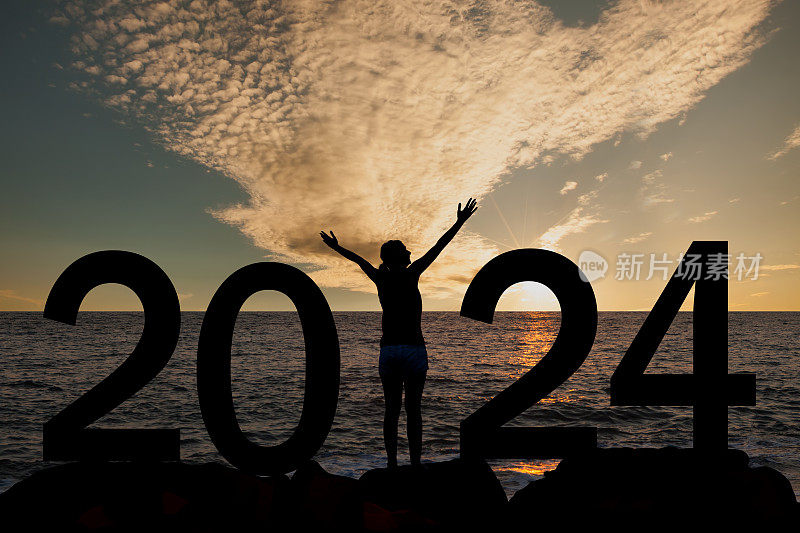 2024年日出时站在山上的人的剪影