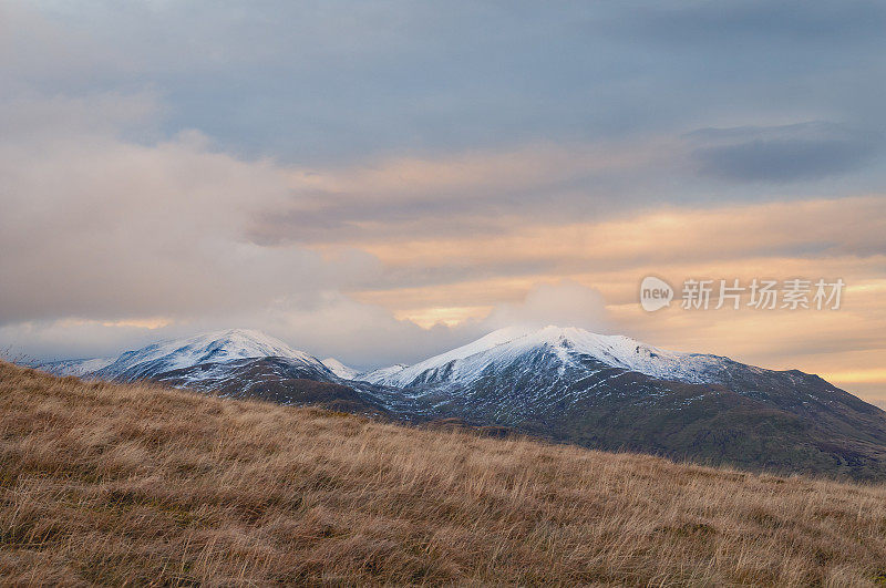 秋天，苏格兰的本·劳斯雪山峰顶