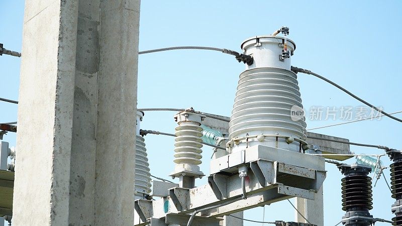 变电站用电气绝缘的高、低压变压器套管和电气设备。变电站的电气设备