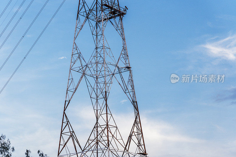 在蓝天上为电力输送的高压大电塔