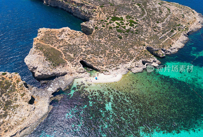 鸟瞰人们在马耳他蓝色泻湖晒日光浴