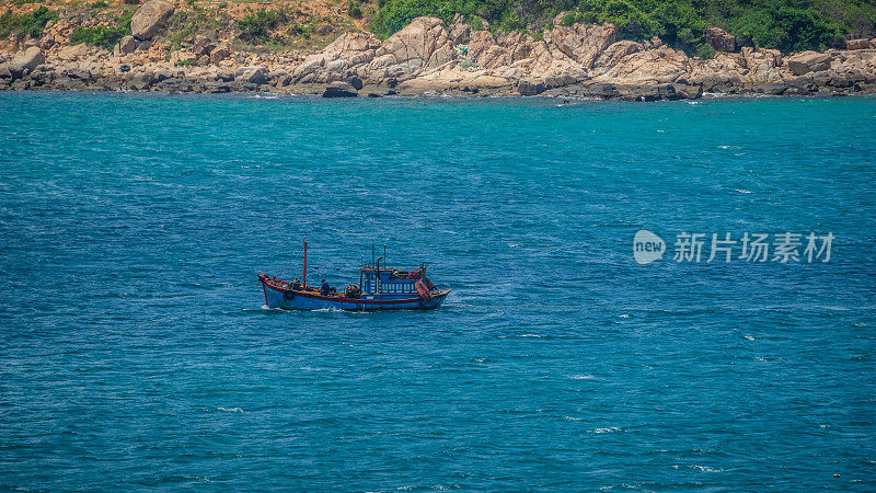 图为，越南居民的木船在越南宁顺市潘朗海域航行