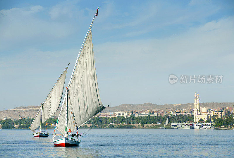 三桅帆船在埃及上尼罗河阿斯旺的大瀑布浅岩区全速航行。