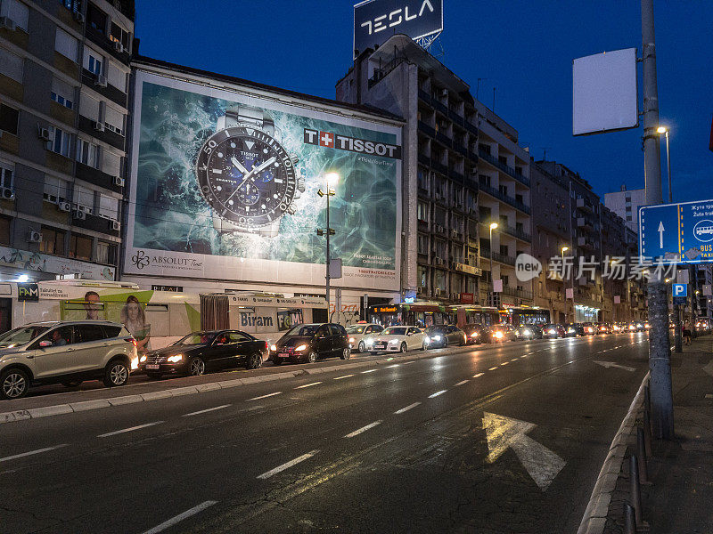 布兰科瓦乌利卡大街上交通堵塞的汽车和其他车辆在晚上的高峰时间，污染严重，由tissot海报。贝尔格莱德是塞尔维亚的首都。