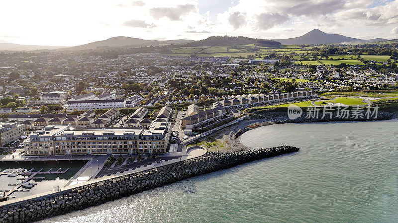 鸟瞰爱尔兰的威克洛郡的格雷斯通市，鸟瞰欧洲的港口城市，拥有美丽建筑的城市
